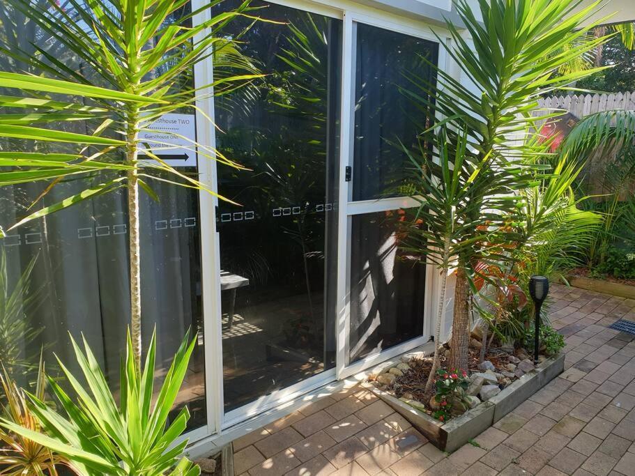 Pet Friendly & Spacious Two Bedroom Guest Unit Caloundra Extérieur photo