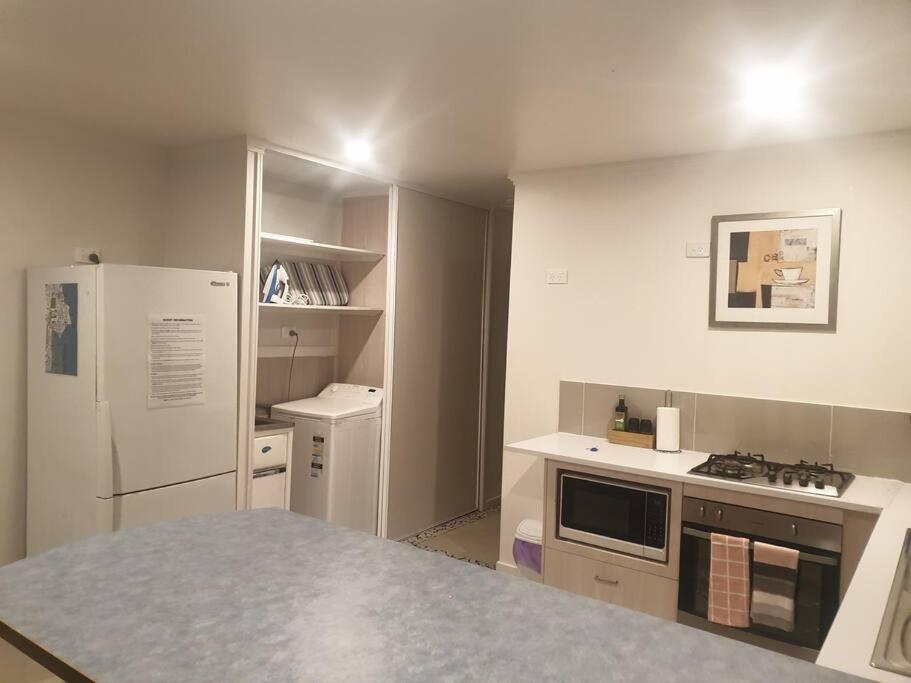 Pet Friendly & Spacious Two Bedroom Guest Unit Caloundra Extérieur photo