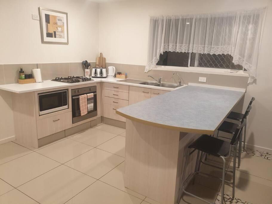 Pet Friendly & Spacious Two Bedroom Guest Unit Caloundra Extérieur photo