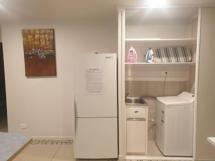 Pet Friendly & Spacious Two Bedroom Guest Unit Caloundra Extérieur photo