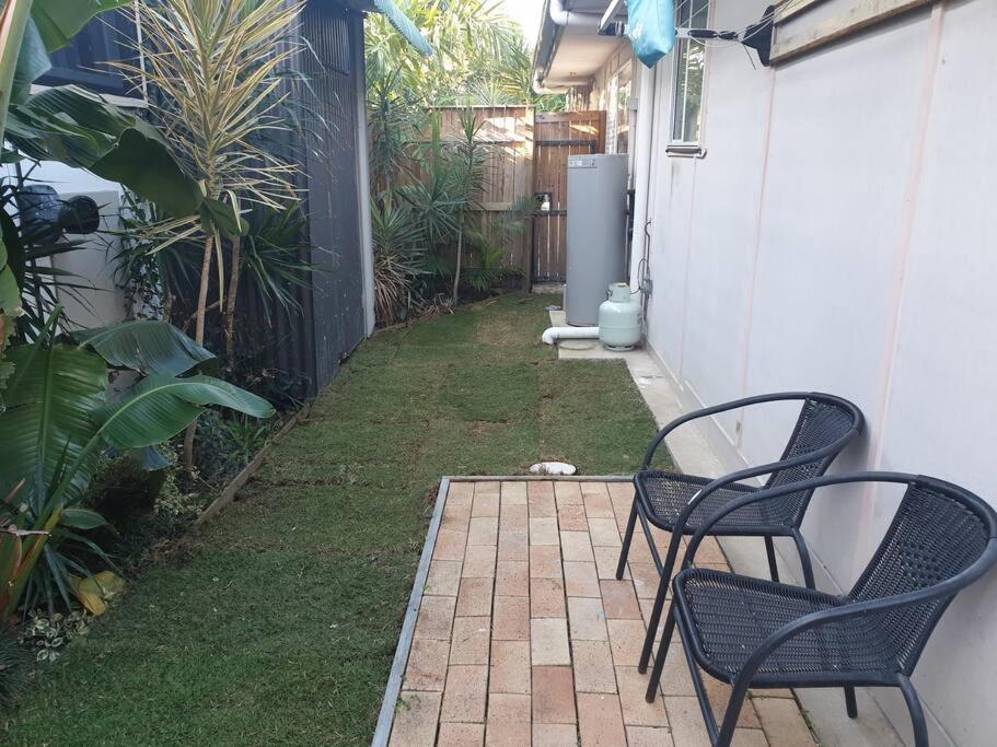 Pet Friendly & Spacious Two Bedroom Guest Unit Caloundra Extérieur photo