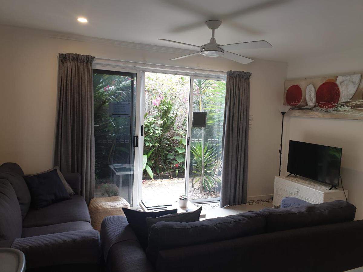 Pet Friendly & Spacious Two Bedroom Guest Unit Caloundra Extérieur photo